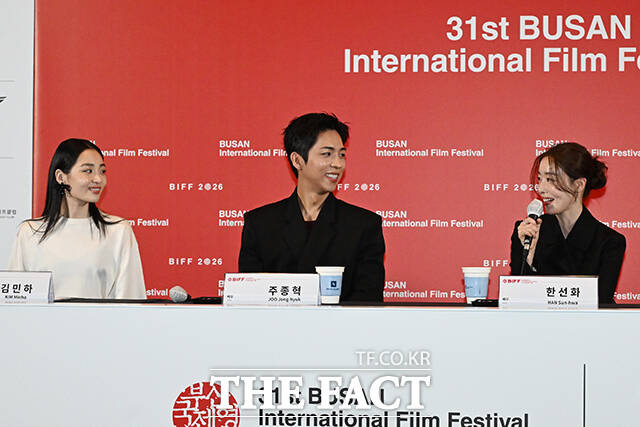 김종관 감독과 배우 김민하, 주종혁, 한선화, 장률, 심은경, 전소영, 김동휘(왼쪽부터)가 6일 오후 부산 해운대구 영화의전당에서 열린 '제31회 부산국제영화제(BIFF)' 개막작 '낮과 밤은 서로에게' 기자회견에 참석해 기념 촬영을 하고 있다. /부산=김성렬 기자
