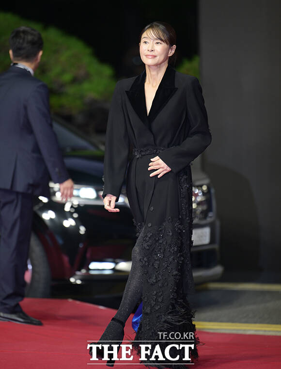 배우 예지원이 6일 오후 부산 해운대구 영화의전당에서 열린 '제31회 부산국제영화제(BIFF)'에 참석해 레드카펫을 밟고 있다. /부산=박헌우 기자