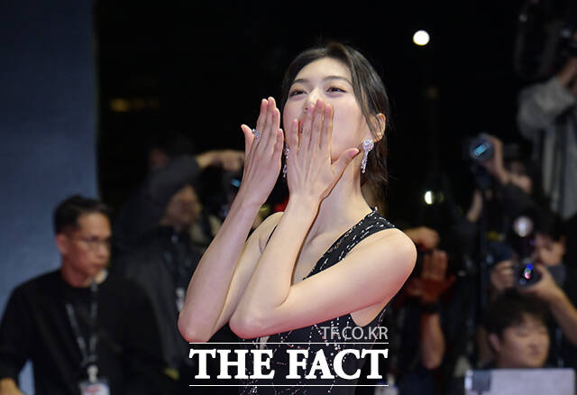 배우 김도연이 6일 오후 부산 해운대구 영화의전당에서 열린 '제31회 부산국제영화제(BIFF)'에 참석해 레드카펫을 밟고 있다. /부산=박헌우 기자