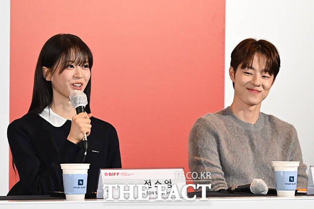 김종관 감독과 배우 김민하, 주종혁, 한선화, 장률, 심은경, 전소영, 김동휘(왼쪽부터)가 6일 오후 부산 해운대구 영화의전당에서 열린 '제31회 부산국제영화제(BIFF)' 개막작 '낮과 밤은 서로에게' 기자회견에 참석해 기념 촬영을 하고 있다. /부산=김성렬 기자