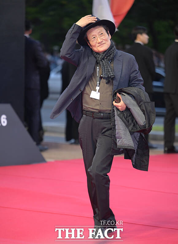 배우 문성근이 6일 오후 부산 해운대구 영화의전당에서 열린 '제31회 부산국제영화제(BIFF)'에 참석해 레드카펫을 밟고 있다. /부산=박헌우 기자