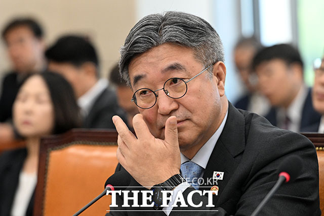 윤호중 행정안정부 장관이 6일 오전 서울 여의도 국회에서 열린 행정안전위원회 국정감사에서 증인 선서를 하고 있다. /국회=서예원 기자