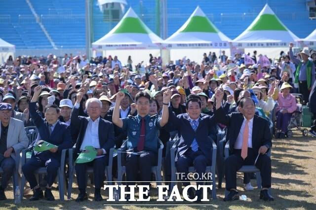 논산시가 6일 논산시민운동장에서 '제30회 어르신의 날 기념행사'를 열었다. /논산시