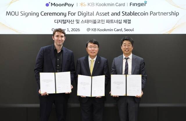 (왼쪽부터) 이반 소토-라이트(Ivan Soto-Wright) 문페이 창업자 겸 최고경영자, 김재관 KB국민카드 사장, 안인주 핑거 대표가 업무 협약식에서 기념 촬영을 하고 있다. /KB국민카드