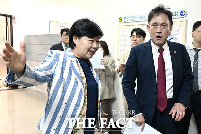 서 위원장에게 항의한 뒤 이동하는 김 의원(오른쪽).