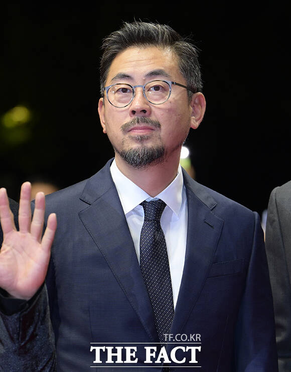 배우 조인성과 음문석, 나홍진 감독, 배우 황정민(왼쪽부터)이 6일 오후 부산 해운대구 영화의전당에서 열린 '제31회 부산국제영화제(BIFF)'에 참석해 레드카펫을 밟고 있다. /부산=박헌우 기자
