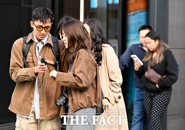7일 기상청에 따르면 이날 전국이 대체로 맑겠다. 아침 최저기온은 3도를 기록하는 등 쌀쌀하겠다. 지난 2일 오전 서울 중구 명동의 외국인 관광객들이 외투를 입고 이야기를 나누고 있다. /박상민 기자