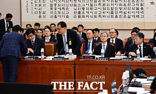 김의겸 법사위 여당 간사가 6일 오전 서울 여의도 국회 법제사법위원회에서 열린 대법원 등에 대한 국정감사에 참석해 기관증인들과 인사를 하던 중 조희대 대법원장을 지나치고 있다. /국회=배정한 기자