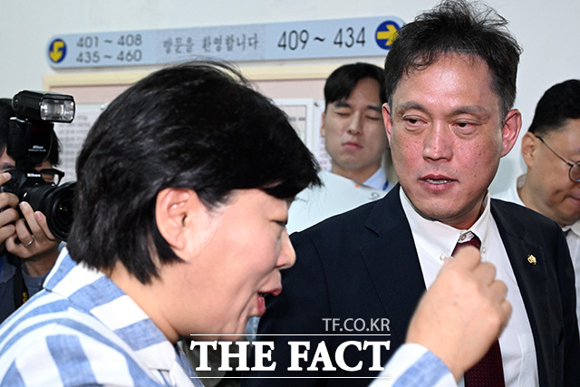 서 위원장에게 항의한 뒤 이동하는 김 의원(오른쪽).