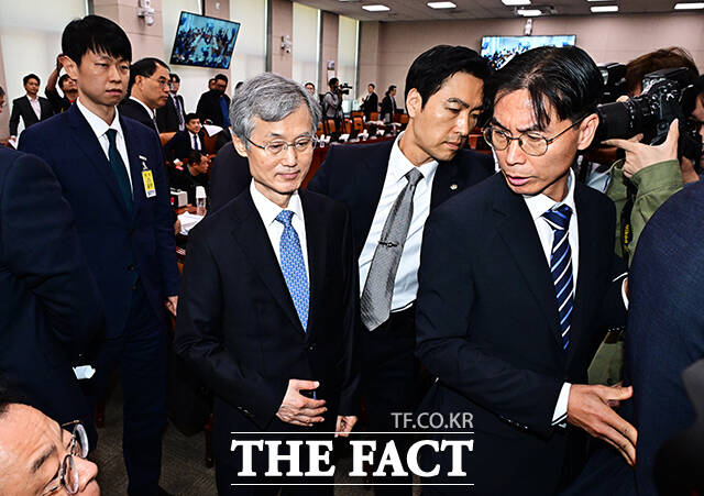 조희대 대법원장이 6일 오전 서울 여의도 국회 법제사법위원회에서 열린 대법원 등에 대한 국정감사에 출석해 답변을 마친 뒤 이석하고 있다. /국회=배정한 기자