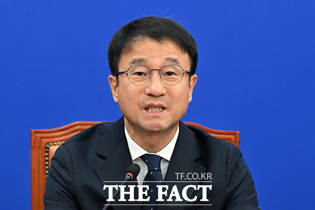 한병도 더불어민주당 원내대표(가운데)가 6일 오전 서울 여의도 국회에서 열린 국정감사 대책회의에서 발언을 하고 있다. /국회=서예원 기자