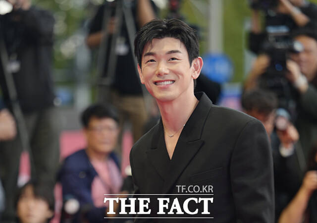 가수 에릭남이 6일 오후 부산 해운대구 영화의전당에서 열린 '제31회 부산국제영화제(BIFF)'에 참석해 레드카펫을 밟고 있다. /부산=박헌우 기자