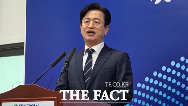 허태정 대전시장이 6일 열린 취임 100일 기자회견에서 대전시의 영화 암살자(들) 촬영장소 제공 논란에 대해 반박하고 있다. /정예준 기자