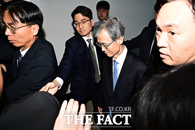 조희대 대법원장이 6일 오전 서울 여의도 국회 법제사법위원회에서 열린 대법원 등에 대한 국정감사에 출석해 답변을 마친 뒤 이석하고 있다. /국회=배정한 기자