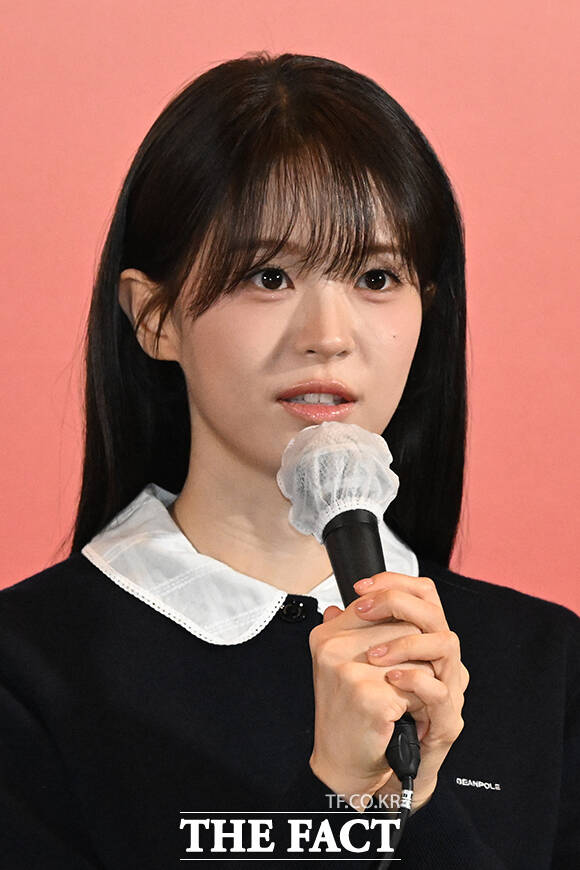 김종관 감독과 배우 김민하, 주종혁, 한선화, 장률, 심은경, 전소영, 김동휘(왼쪽부터)가 6일 오후 부산 해운대구 영화의전당에서 열린 '제31회 부산국제영화제(BIFF)' 개막작 '낮과 밤은 서로에게' 기자회견에 참석해 기념 촬영을 하고 있다. /부산=김성렬 기자