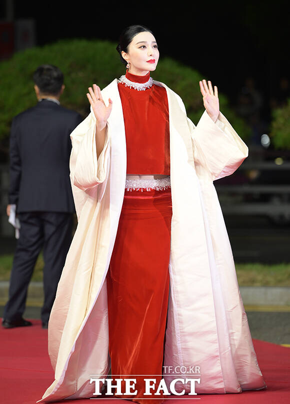 배우 판빙빙이 6일 오후 부산 해운대구 영화의전당에서 열린 '제31회 부산국제영화제(BIFF)'에 참석해 레드카펫을 밟고 있다. /부산=박헌우 기자