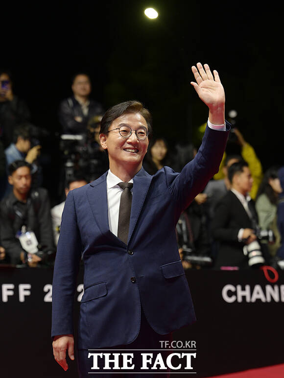전재수 부산시장이 6일 오후 부산 해운대구 영화의전당에서 열린 '제31회 부산국제영화제(BIFF)'에 참석해 레드카펫을 밟고 있다. /부산=박헌우 기자