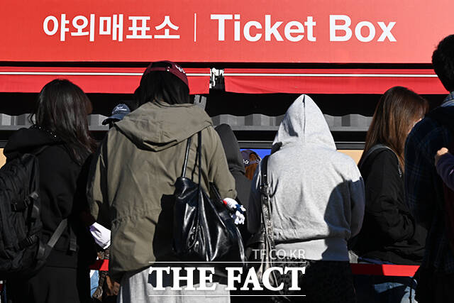 '제31회 부산국제영화제(BIFF)' 개막식을 앞두고 있는 6일 오후 부산 해운대구 영화의전당 티켓부스가 관람객들로 붐비고 있다. /부산=김성렬 기자