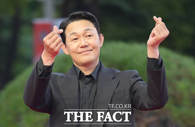 배우 박성웅이 6일 오후 부산 해운대구 영화의전당에서 열린 '제31회 부산국제영화제(BIFF)'에 참석해 레드카펫을 밟고 있다. /부산=박헌우 기자