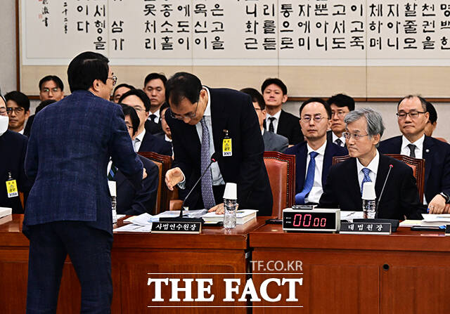 김의겸 법사위 여당 간사가 6일 오전 서울 여의도 국회 법제사법위원회에서 열린 대법원 등에 대한 국정감사에 참석해 기관증인들과 인사를 하던 중 조희대 대법원장을 지나치고 있다. /국회=배정한 기자