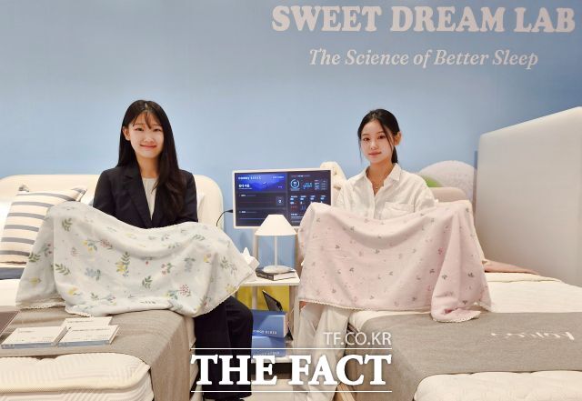 롯데백화점 부산본점 '꿀잠연구소' 팝업스토어에서 관계자들이 담요와 슬립테크 매트리스를 홍보하고 있다. /롯데백화점 부산본점