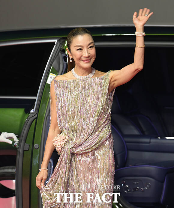 배우 양자경이 6일 오후 부산 해운대구 영화의전당에서 열린 '제31회 부산국제영화제(BIFF)'에 참석해 레드카펫을 밟고 있다. /부산=박헌우 기자