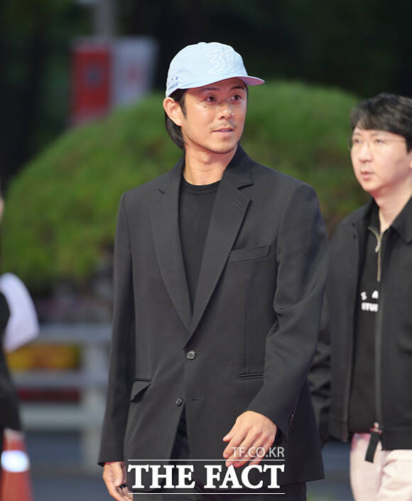 임성민 아이앱스튜디오 대표(가수 빈지노)가 6일 오후 부산 해운대구 영화의전당에서 열린 '제31회 부산국제영화제(BIFF)'에 참석해 레드카펫을 밟고 있다. /부산=박헌우 기자