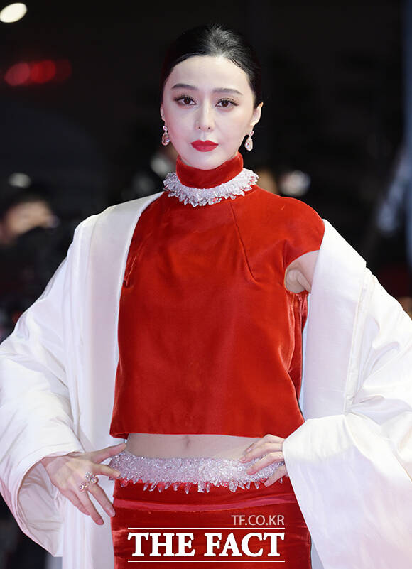 배우 판빙빙이 6일 오후 부산 해운대구 영화의전당에서 열린 '제31회 부산국제영화제(BIFF)'에 참석해 레드카펫을 밟고 있다. /부산=박헌우 기자