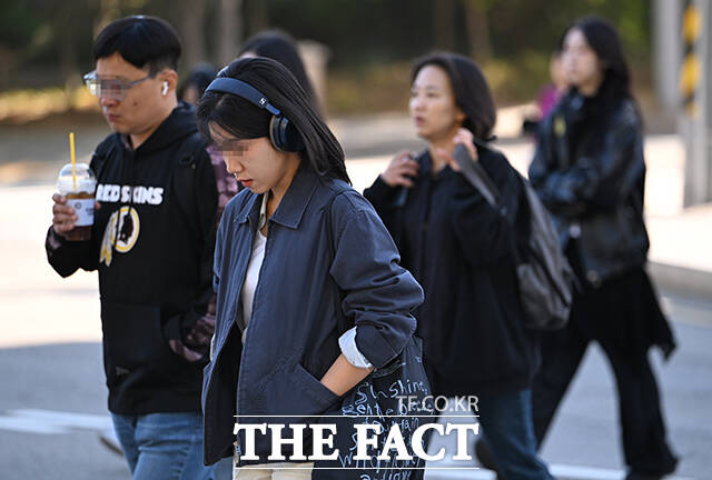 아침 최저기온이 3도까지 떨어진 6일 오전 서울 마포구 디지털미디어시티역 인근에서 시민들이 외투를 입고 출근하고 있다. /박상민 기자