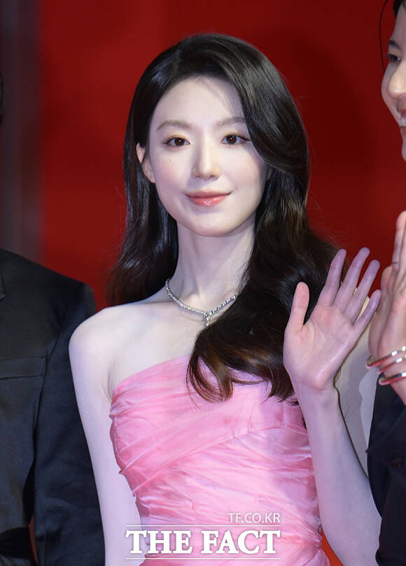 아이들 슈화가 6일 오후 부산 해운대구 영화의전당에서 열린 '제31회 부산국제영화제(BIFF)'에 참석해 레드카펫을 밟고 있다. /부산=박헌우 기자