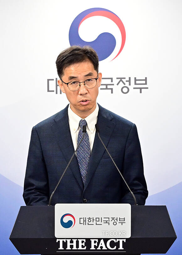 김민성 민관합동규제합리화추진단 부단장이 6일 오전 서울 종로구 정부서울청사에서 디스플레이 규제합리화 관련 사전브리핑을 하고 있다. /임영무 기자