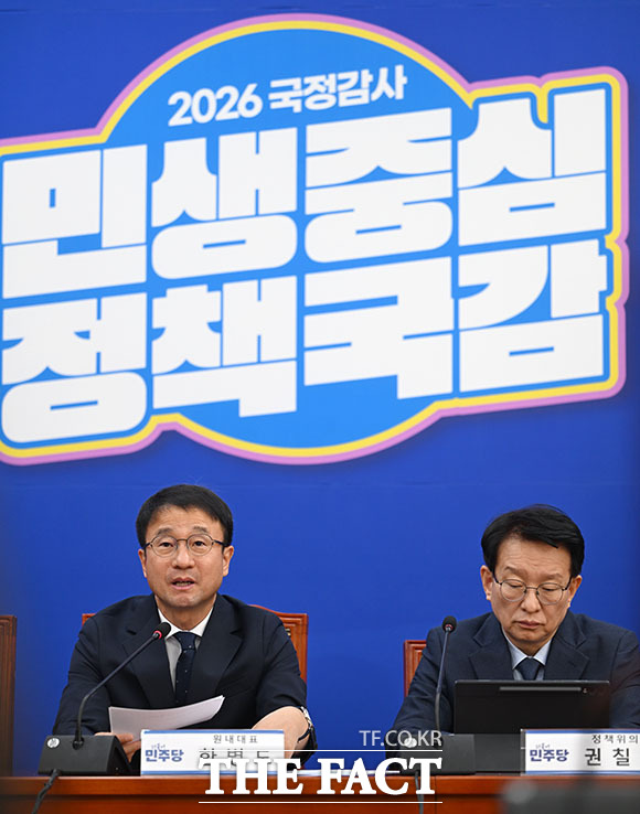 한병도 더불어민주당 원내대표(가운데)가 6일 오전 서울 여의도 국회에서 열린 국정감사 대책회의에서 발언을 하고 있다. /국회=서예원 기자