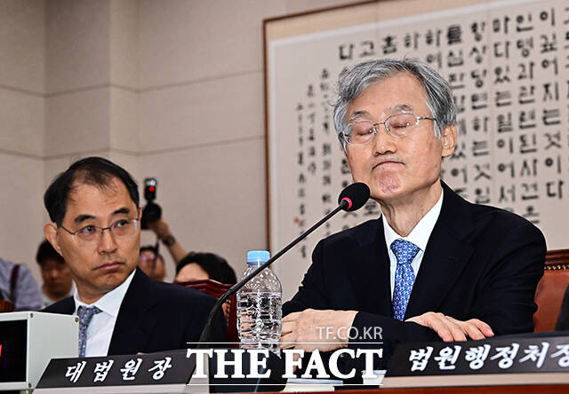 조희대 대법원장이 6일 오전 서울 여의도 국회 법제사법위원회에서 열린 대법원 등에 대한 국정감사에 출석해 질의에 답변을 하고 있다. /국회=배정한 기자