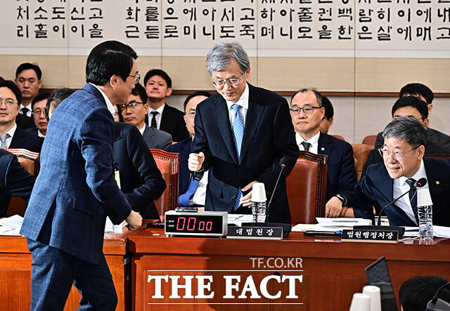 김의겸 법사위 여당 간사가 6일 오전 서울 여의도 국회 법제사법위원회에서 열린 대법원 등에 대한 국정감사에 참석해 기관증인들과 인사를 하던 중 조희대 대법원장을 지나치고 있다. /국회=배정한 기자