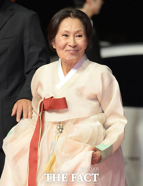 배우 김혜자가 6일 오후 부산 해운대구 영화의전당에서 열린 '제31회 부산국제영화제(BIFF)'에 참석해 레드카펫을 밟고 있다. /부산=박헌우 기자