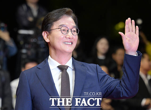 전재수 부산시장이 6일 오후 부산 해운대구 영화의전당에서 열린 '제31회 부산국제영화제(BIFF)'에 참석해 레드카펫을 밟고 있다. /부산=박헌우 기자