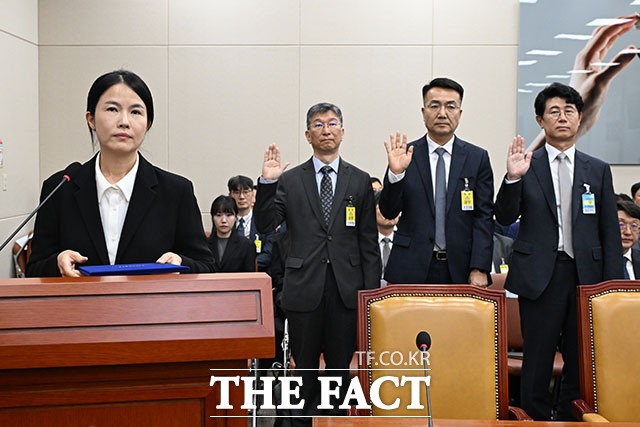 최주희 티빙 대표와 이종현 SK텔레콤 정보보호최고책임자(CISO), 홍관희LGU+ CISO, 이상운 KT CISO(왼쪽부터)가 6일 오후 서울 여의도 국회에서 열린 과학기술정보방송통신위원회 국정 감사에서 증인 선서를 하고 있다. /국회=서예원 기자