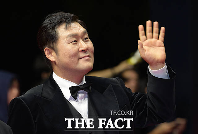 배우 이희준과 김민하, 김다민 감독, 배우 윤경호(왼쪽부터)가 6일 오후 부산 해운대구 영화의전당에서 열린 '제31회 부산국제영화제(BIFF)'에 참석해 레드카펫을 밟고 있다. /부산=박헌우 기자