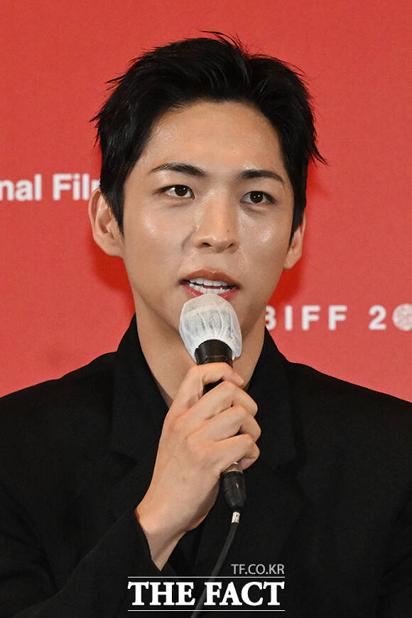 김종관 감독과 배우 김민하, 주종혁, 한선화, 장률, 심은경, 전소영, 김동휘(왼쪽부터)가 6일 오후 부산 해운대구 영화의전당에서 열린 '제31회 부산국제영화제(BIFF)' 개막작 '낮과 밤은 서로에게' 기자회견에 참석해 기념 촬영을 하고 있다. /부산=김성렬 기자