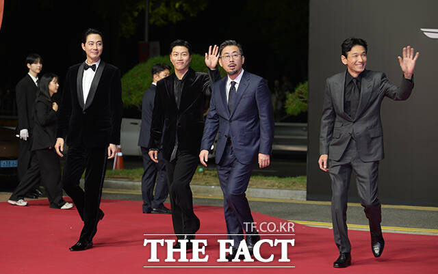 배우 조인성과 음문석, 나홍진 감독, 배우 황정민(왼쪽부터)이 6일 오후 부산 해운대구 영화의전당에서 열린 '제31회 부산국제영화제(BIFF)'에 참석해 레드카펫을 밟고 있다. /부산=박헌우 기자