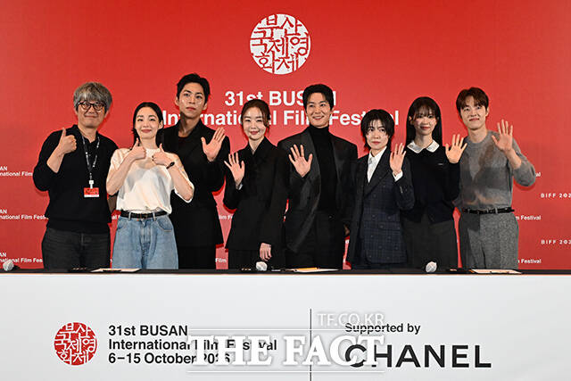 김종관 감독과 배우 김민하, 주종혁, 한선화, 장률, 심은경, 전소영, 김동휘(왼쪽부터)가 6일 오후 부산 해운대구 영화의전당에서 열린 '제31회 부산국제영화제(BIFF)' 개막작 '낮과 밤은 서로에게' 기자회견에 참석해 기념 촬영을 하고 있다. /부산=김성렬 기자