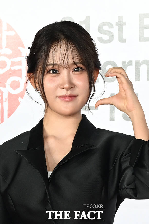 가수 김다현이 6일 오후 부산 해운대구 영화의전당에서 열린 '제31회 부산국제영화제(BIFF)' 개막식에 참석해 레드카펫을 밟고 있다. /부산=김성렬 기자