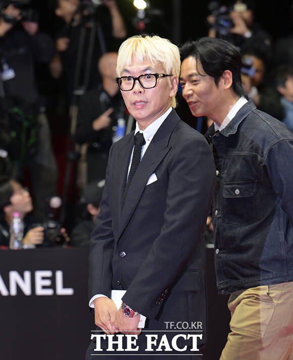 김태호 PD가 6일 오후 부산 해운대구 영화의전당에서 열린 '제31회 부산국제영화제(BIFF)'에 참석해 레드카펫을 밟고 있다. /부산=박헌우 기자