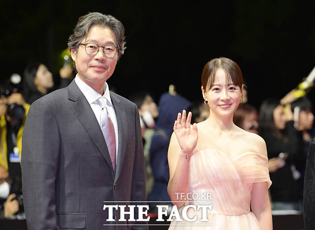 배우 유재명(왼쪽)과 류현경이 6일 오후 부산 해운대구 영화의전당에서 열린 '제31회 부산국제영화제(BIFF)'에 참석해 레드카펫을 밟고 있다. /부산=박헌우 기자