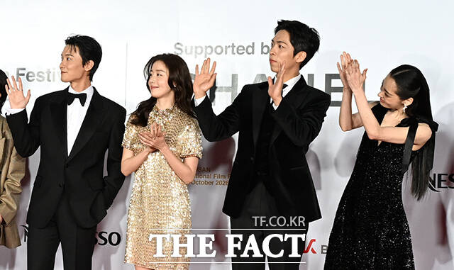 영화 '낮과 밤은 서로에게' 제작자 백경숙과 배우 김동휘, 전소영, 이희준, 심은경, 장률, 한선화, 주종혁, 김민하, 김종관 감독(왼쪽부터)이 6일 오후 부산 해운대구 영화의전당에서 열린 '제31회 부산국제영화제(BIFF)' 개막식에 참석해 레드카펫을 밟고 있다. /부산=김성렬 기자