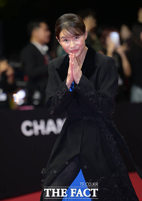 배우 예지원이 6일 오후 부산 해운대구 영화의전당에서 열린 '제31회 부산국제영화제(BIFF)'에 참석해 레드카펫을 밟고 있다. /부산=박헌우 기자