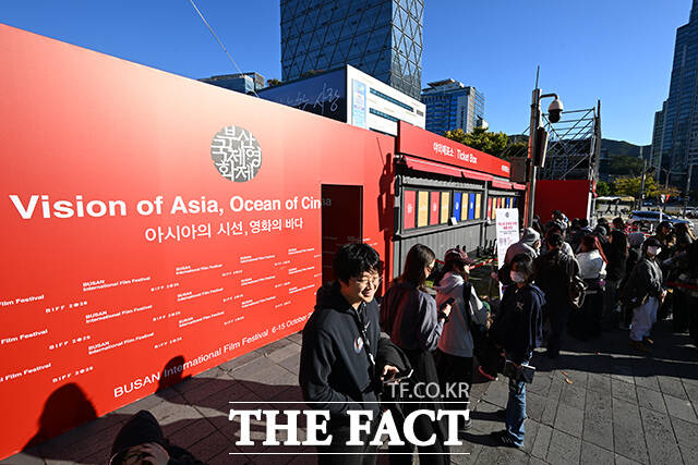 '제31회 부산국제영화제(BIFF)' 개막식을 앞두고 있는 6일 오후 부산 해운대구 영화의전당 티켓부스가 관람객들로 붐비고 있다. /부산=김성렬 기자
