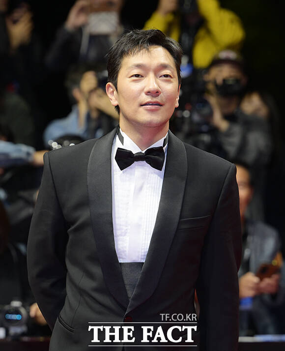 배우 손석구가 6일 오후 부산 해운대구 영화의전당에서 열린 '제31회 부산국제영화제(BIFF)'에 참석해 레드카펫을 밟고 있다. /부산=박헌우 기자