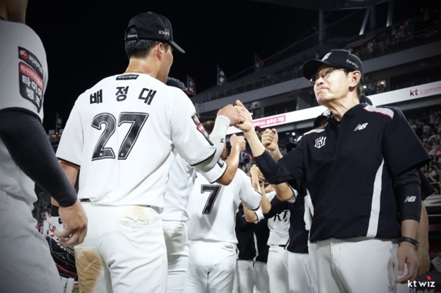 이강철 kt 감독은 선수들을 정으로 이끌고 있다. 따뜻한 말 한 마디와 넉넉한 마음씨로 선수들과 일체감을 이룬다. /kt wiz