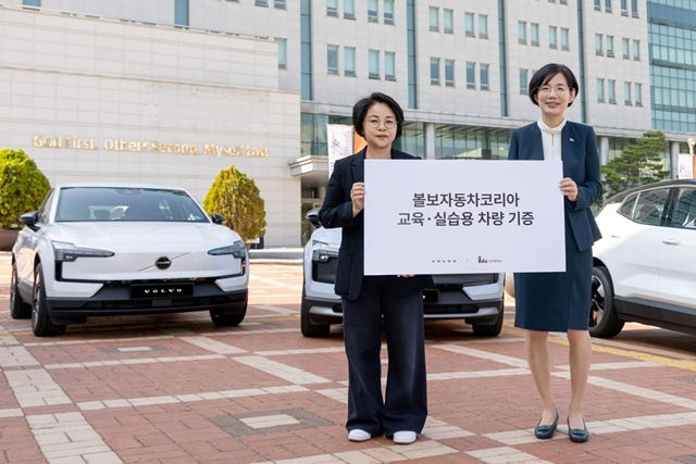송경란 볼보자동차코리아 전무(왼쪽)와 박춘란 인덕대학교 총장이 교육 실습용 차량 기증식에서 기념촬영을 하고 있다. /볼보자동차코리아